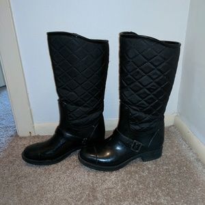 Mid-calf black waterproof boots